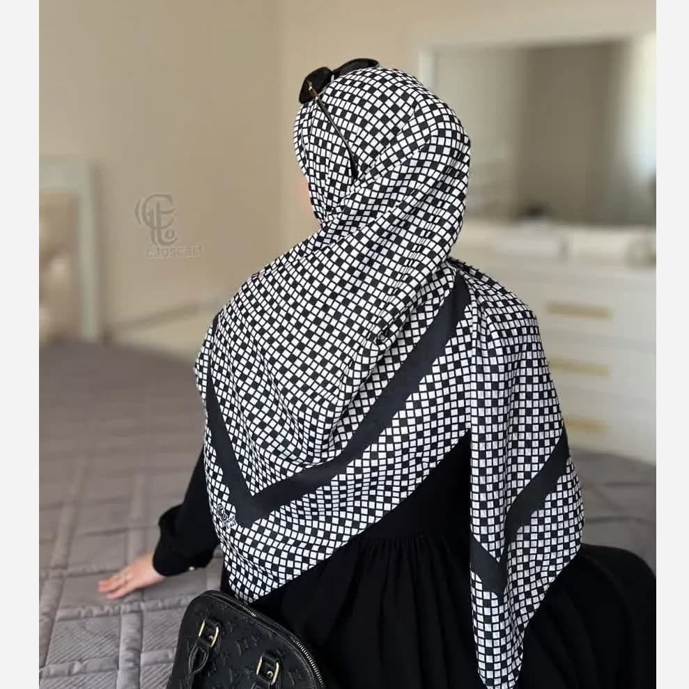 روسری نخ طرح مایایه سفید مشکی دوردوز ابعاد 140 در 140 — تصویر ۴