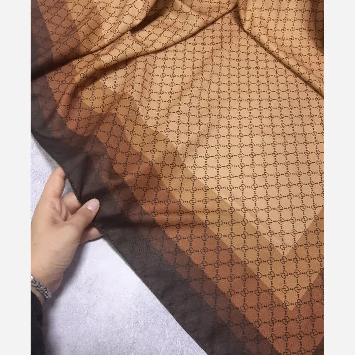 روسری نخ کاستوم طرح گوچی حاشیه قهوه ای زمینه نسکافه ای سایز بزرگ — تصویر ۶