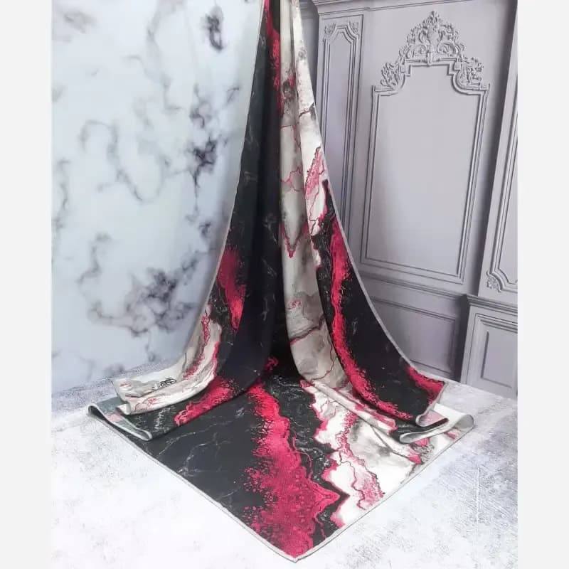 روسری نخ کاستوم طرح رزین سرخابی مشکی ابعاد 140 — تصویر ۴