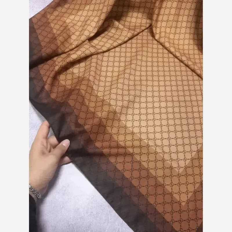 روسری نخی کاستوم طرح گوچی زمینه نسکافهای حاشیه قهوهای قواره 110 — تصویر ۸