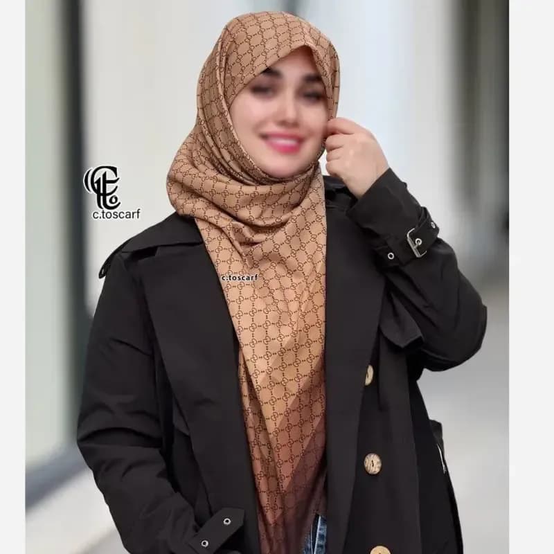 روسری نخی کاستوم طرح گوچی زمینه نسکافهای حاشیه قهوهای قواره 110 — تصویر ۷