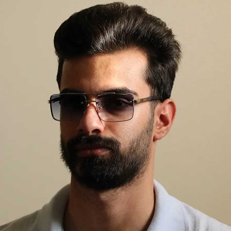 عینک آفتابی کارتیه با فریم طلایی رنگ، مستطیلی شکل، دسته فنردار و لنز قهوه‌ای سایه روشن مدل 23411 — تصویر ۲