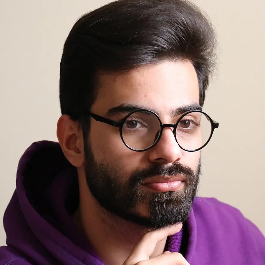 عینک مطالعه نزدیک بین نمره +1.25 با فریم گرد (به همراه قاب و دستمال)، مشکی رنگ و دسته فنردار مدل G33 — تصویر ۸