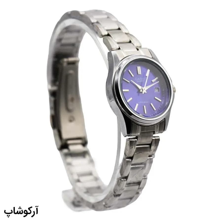 ساعت زنانه CASIO نقره‌ای، صفحه آبی با نشانگرهای خطی، بند فلزی نقره‌ای، قاب گرد، نمایش تاریخ، موتور کوارتز و قفل تاشو مدل 5718 — تصویر ۳