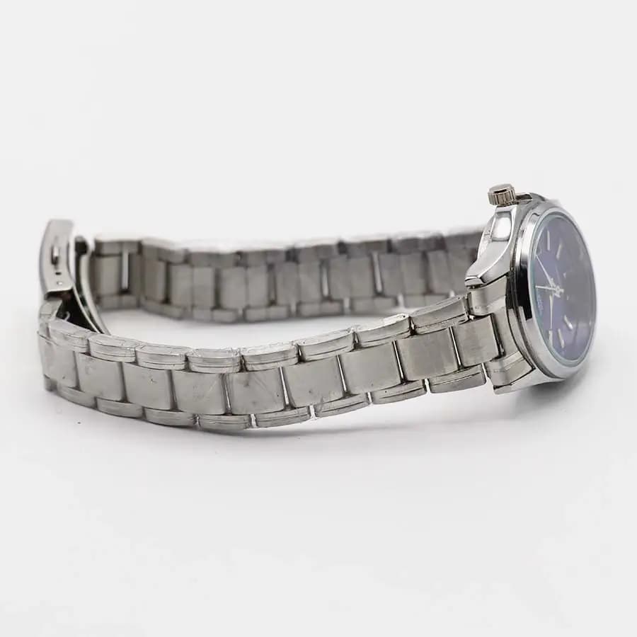 ساعت زنانه CASIO نقره‌ای، صفحه آبی با نشانگرهای خطی، بند فلزی نقره‌ای، قاب گرد، نمایش تاریخ، موتور کوارتز و قفل تاشو مدل 5718 — تصویر ۷