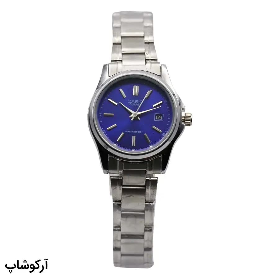 ساعت زنانه CASIO نقره‌ای، صفحه آبی با نشانگرهای خطی، بند فلزی نقره‌ای، قاب گرد، نمایش تاریخ، موتور کوارتز و قفل تاشو مدل 5718