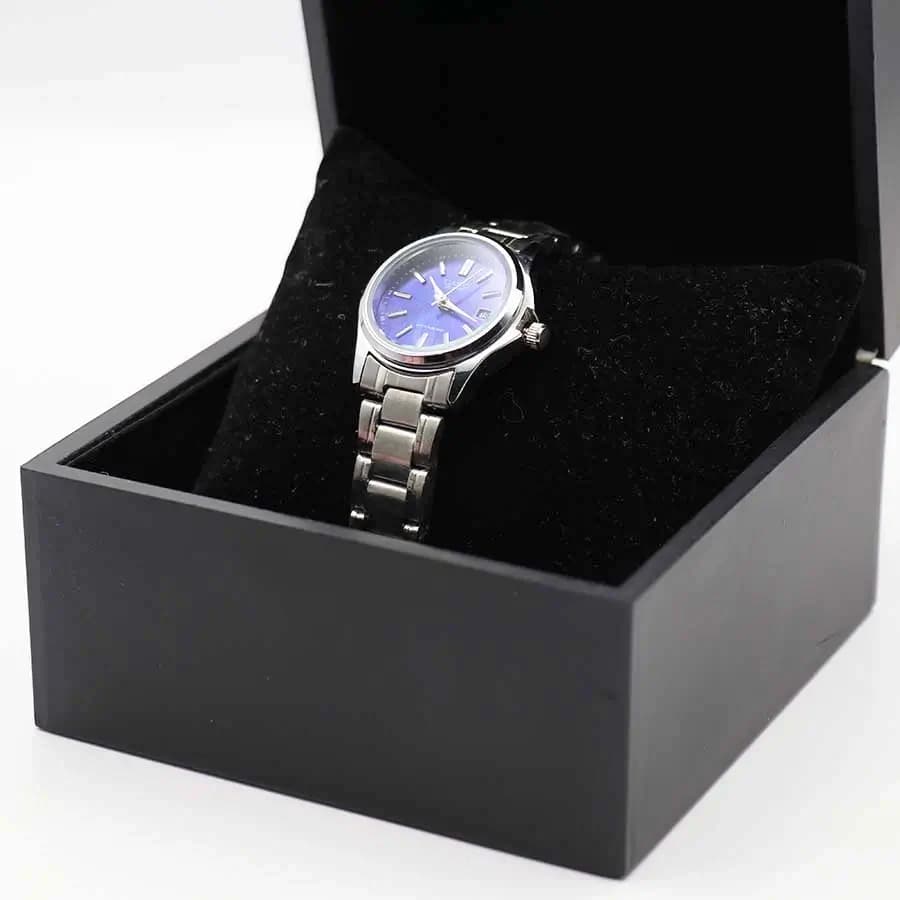 ساعت زنانه CASIO نقره‌ای، صفحه آبی با نشانگرهای خطی، بند فلزی نقره‌ای، قاب گرد، نمایش تاریخ، موتور کوارتز و قفل تاشو مدل 5718 — تصویر ۸