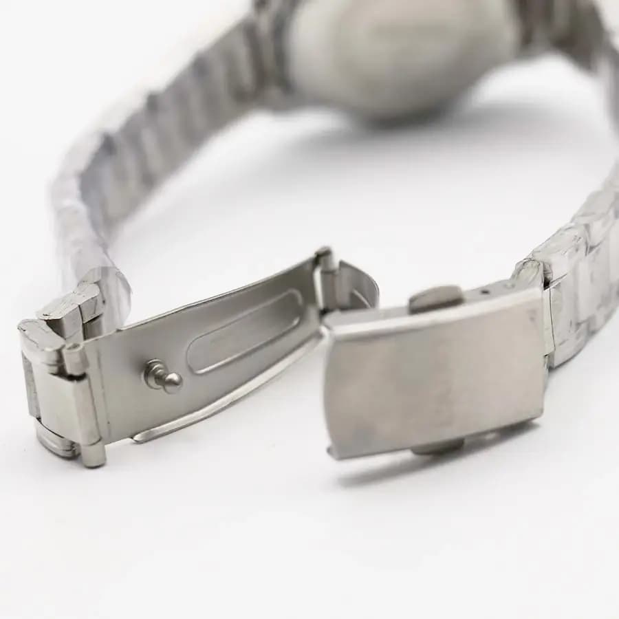 ساعت زنانه CASIO نقره‌ای، صفحه آبی با نشانگرهای خطی، بند فلزی نقره‌ای، قاب گرد، نمایش تاریخ، موتور کوارتز و قفل تاشو مدل 5718 — تصویر ۶