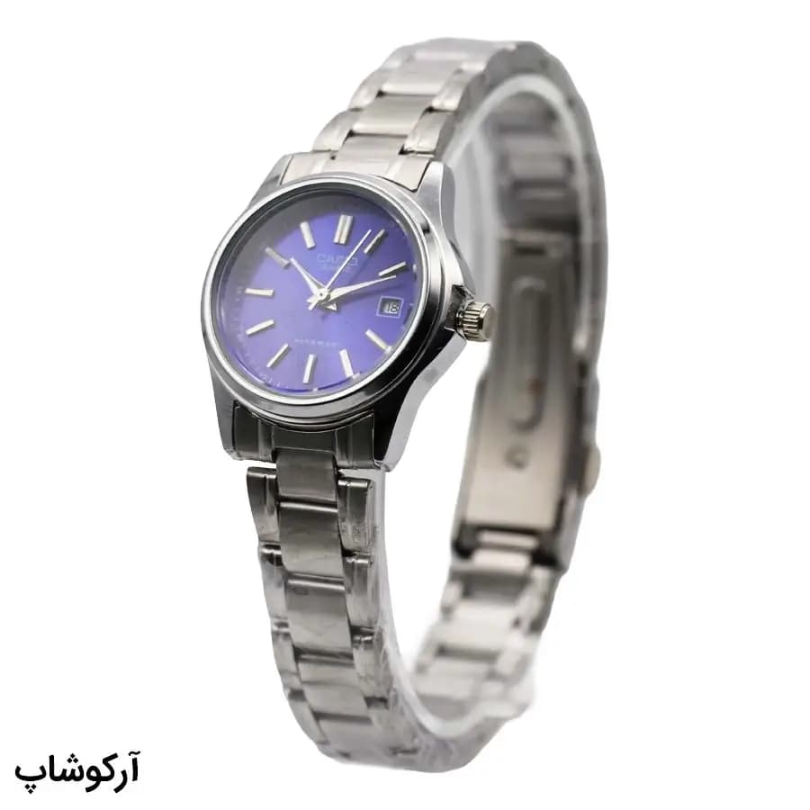 ساعت ست زنانه و مردانه CASIO نقرهای، صفحه آبی با نشانگرهای خطی، بند فلزی نقرهای، قاب گرد، نمایش تاریخ، موتور کوارتز و قفل تاشو مدل 5718 — تصویر ۳