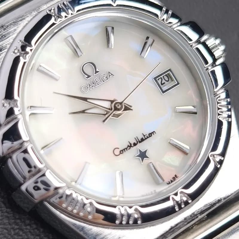 ساعت مچی زنانه امگا کانسلیشن مدل ایندکس خطی نقره ای سفید صدفی (Omega Constellation) — تصویر ۶