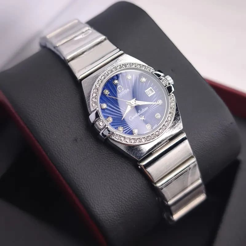 ساعت مچی زنانه امگا کانسلیشن مدل ایندکس خطی نگین دار نقره ای سرمه ای (Omega Constellation) — تصویر ۵