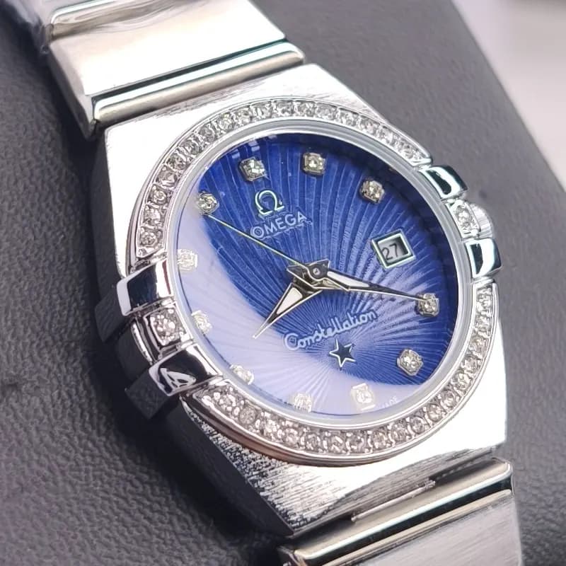 ساعت مچی زنانه امگا کانسلیشن مدل ایندکس خطی نگین دار نقره ای سرمه ای (Omega Constellation) — تصویر ۴