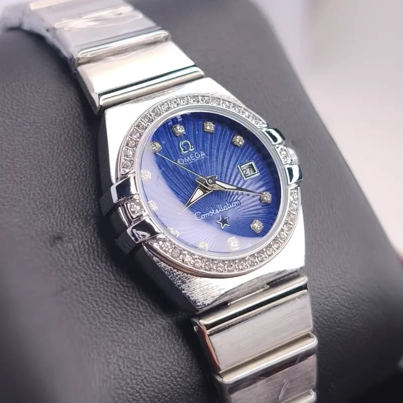 ساعت مچی زنانه امگا کانسلیشن مدل ایندکس خطی نگین دار نقره ای سرمه ای (Omega Constellation) — تصویر ۳