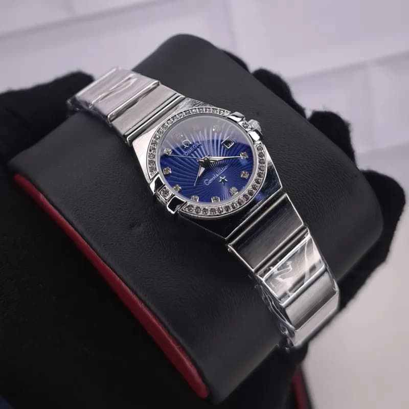 ساعت مچی زنانه امگا کانسلیشن مدل ایندکس خطی نگین دار نقره ای سرمه ای (Omega Constellation) — تصویر ۸