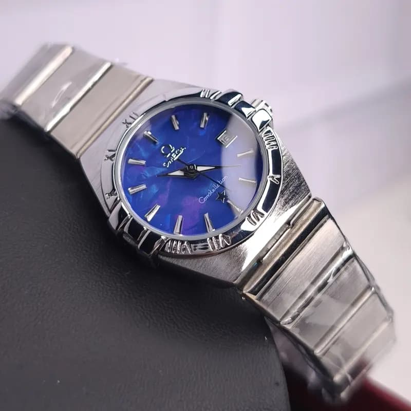 ساعت مچی زنانه امگا کانسلیشن مدل ایندکس خطی نقره ای سرمه ای (Omega Constellation) — تصویر ۴