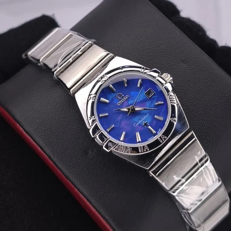 ساعت مچی زنانه امگا کانسلیشن مدل ایندکس خطی نقره ای سرمه ای (Omega Constellation) — تصویر ۲