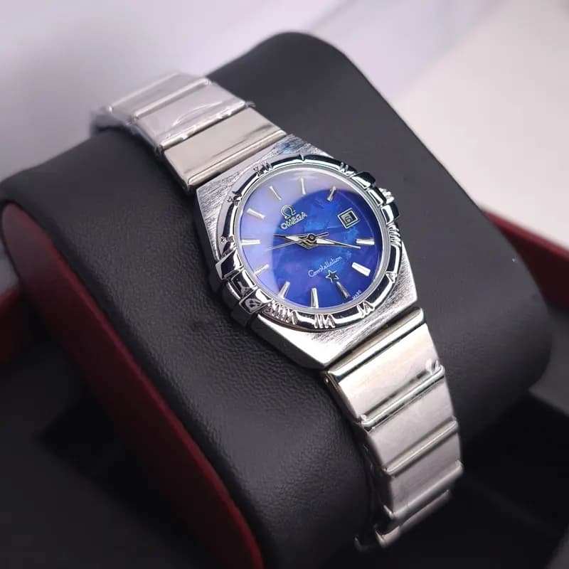ساعت مچی زنانه امگا کانسلیشن مدل ایندکس خطی نقره ای سرمه ای (Omega Constellation) — تصویر ۸