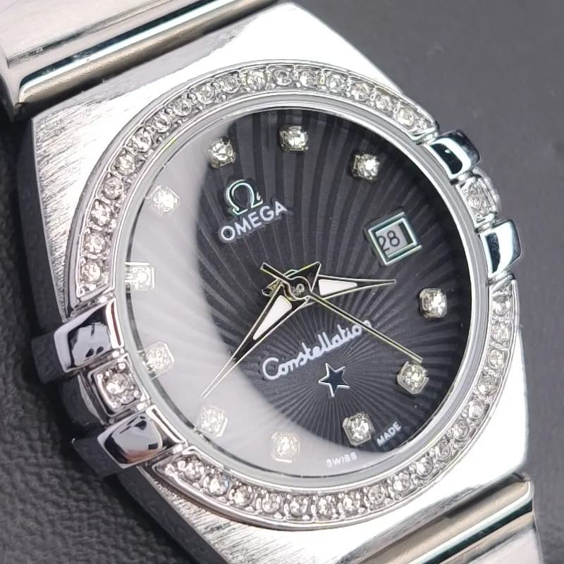 ساعت مچی زنانه امگا کانسلیشن مدل ایندکس خطی نقره ای مشکی (Omega Constellation) — تصویر ۵