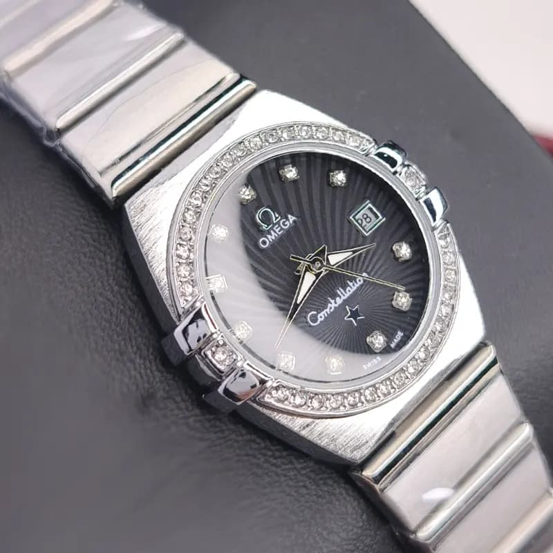 ساعت مچی زنانه امگا کانسلیشن مدل ایندکس خطی نقره ای مشکی (Omega Constellation) — تصویر ۴