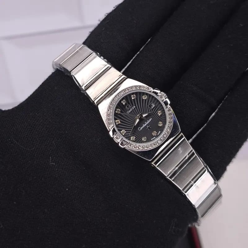 ساعت مچی زنانه امگا کانسلیشن مدل ایندکس خطی نقره ای مشکی (Omega Constellation) — تصویر ۷