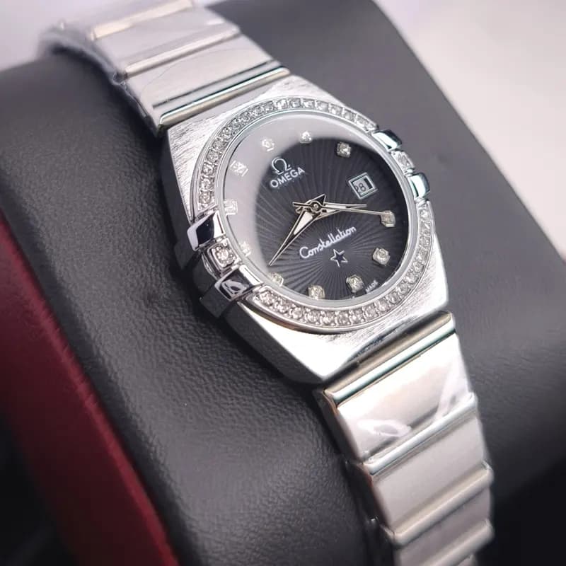 ساعت مچی زنانه امگا کانسلیشن مدل ایندکس خطی نقره ای مشکی (Omega Constellation) — تصویر ۲