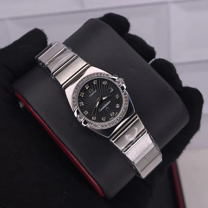ساعت مچی زنانه امگا کانسلیشن مدل ایندکس خطی نقره ای مشکی (Omega Constellation) — تصویر ۶