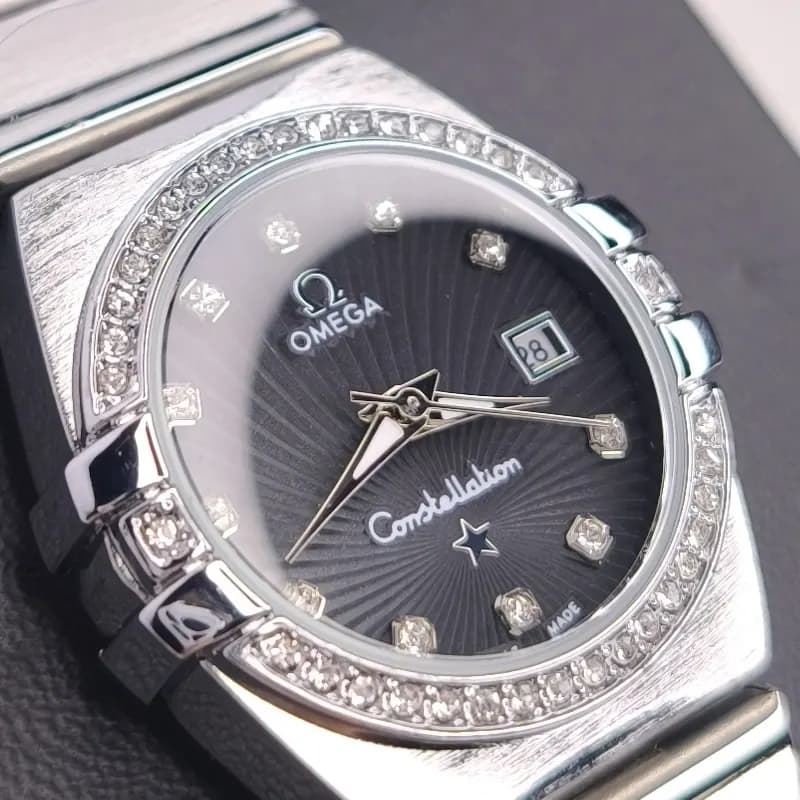 ساعت مچی زنانه امگا کانسلیشن مدل ایندکس خطی نقره ای مشکی (Omega Constellation) — تصویر ۳