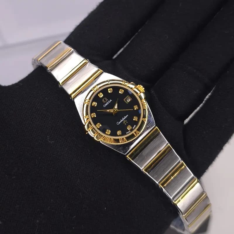 ساعت مچی زنانه امگا کانسلیشن مدل ایندکس نقره ای مشکی (Omega Constellation) — تصویر ۶