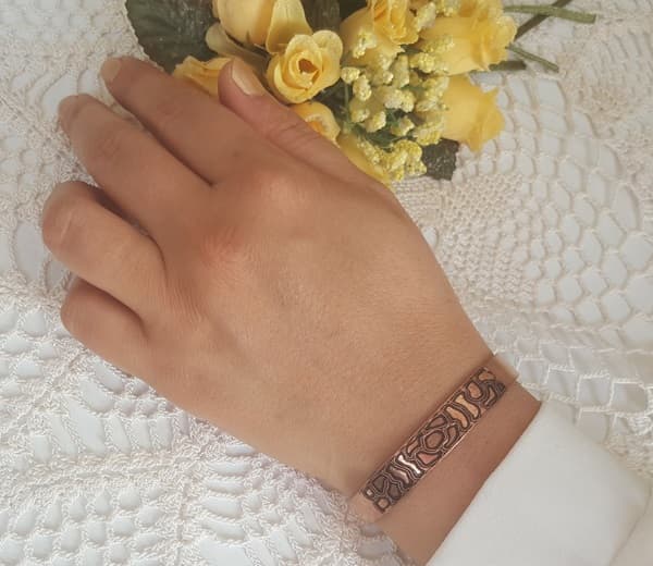 دستبند مسی ساده مدل دیوار سنگی کد JW95 — تصویر ۲