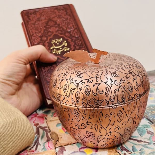 قندان مسی طرح سیب قلم زنی کد ZH04 — تصویر ۷