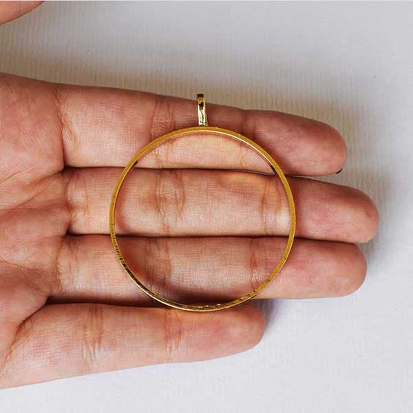 قاب آویز رزین رنگ طلایی مدل دایره بدون کفه 45 میلیمتر — تصویر ۳