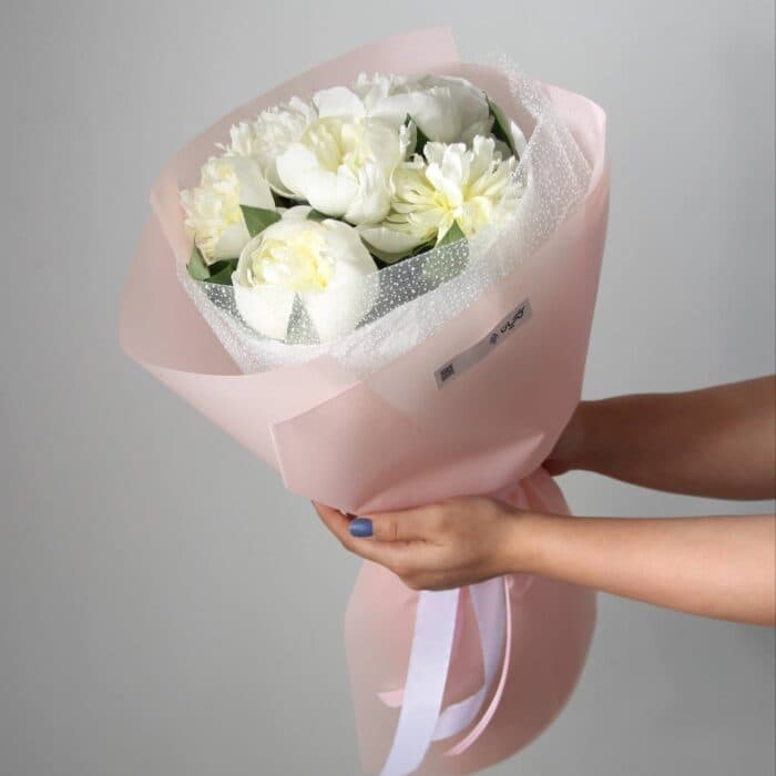 دسته گل پیونی سفید مینیمال کد 11038 – بلورا — تصویر ۲