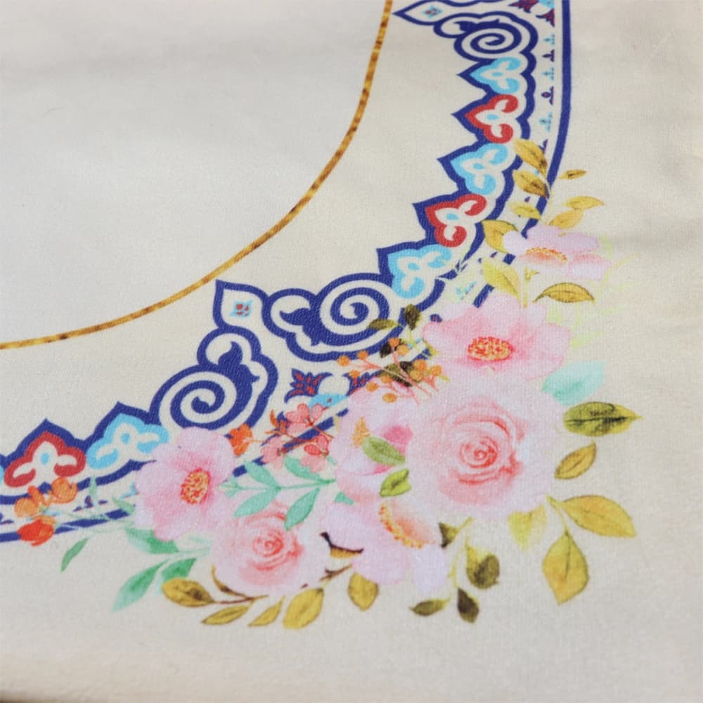 سجاده جانماز مخمل سه تیکه طرح گل کرم کد 0581 — تصویر ۳
