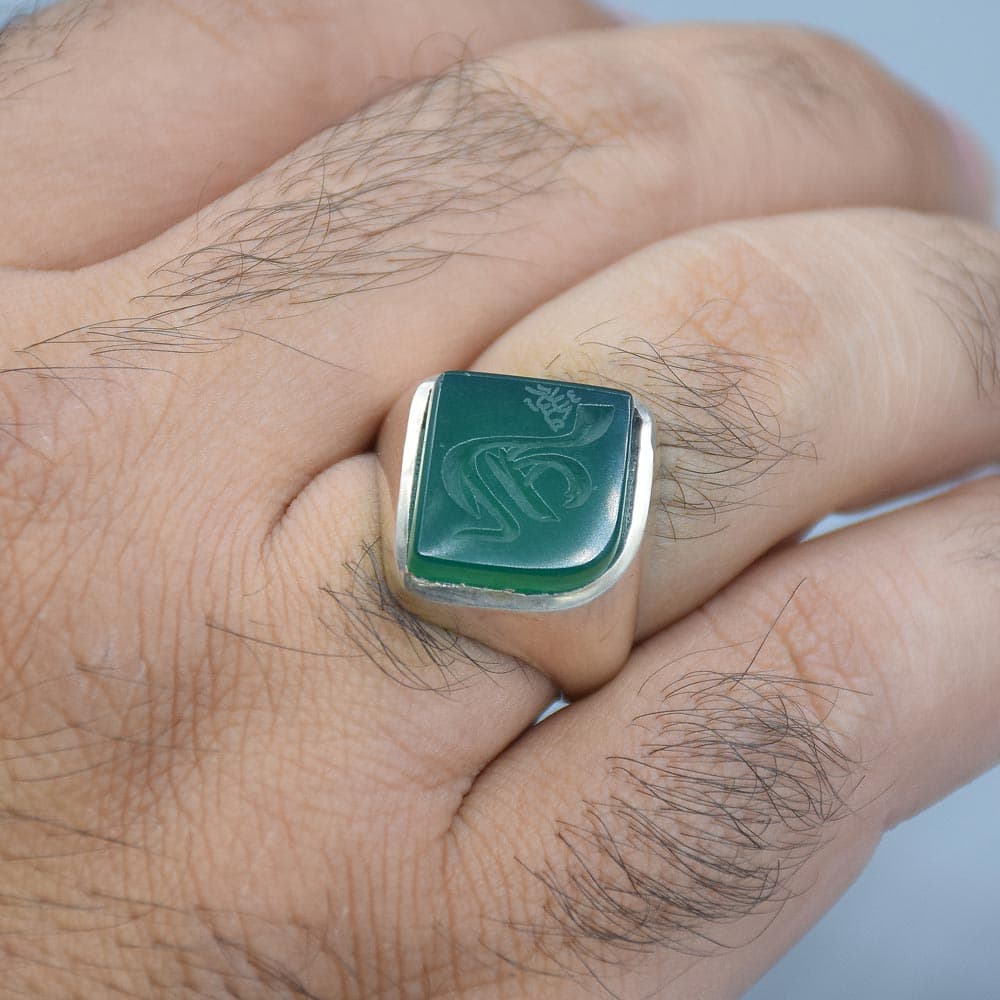 انگشتر عقیق سبز خطی “علی (علیه السلام)” طرح نقطه مردانه «کد 6141» — تصویر ۴