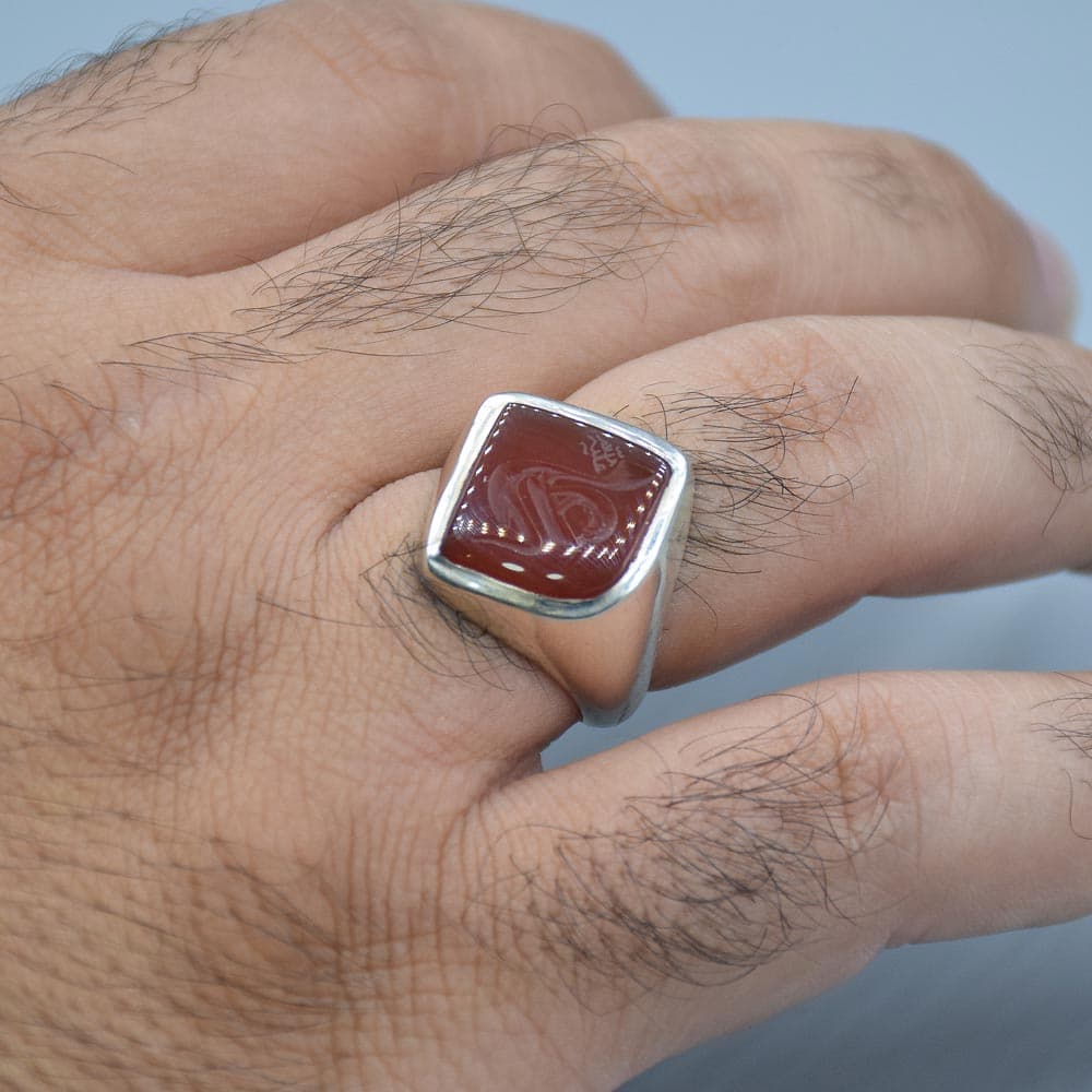 انگشتر عقیق یمنی خطی “علی (علیه السلام)” طرح نقطه مردانه «کد 6114» — تصویر ۴