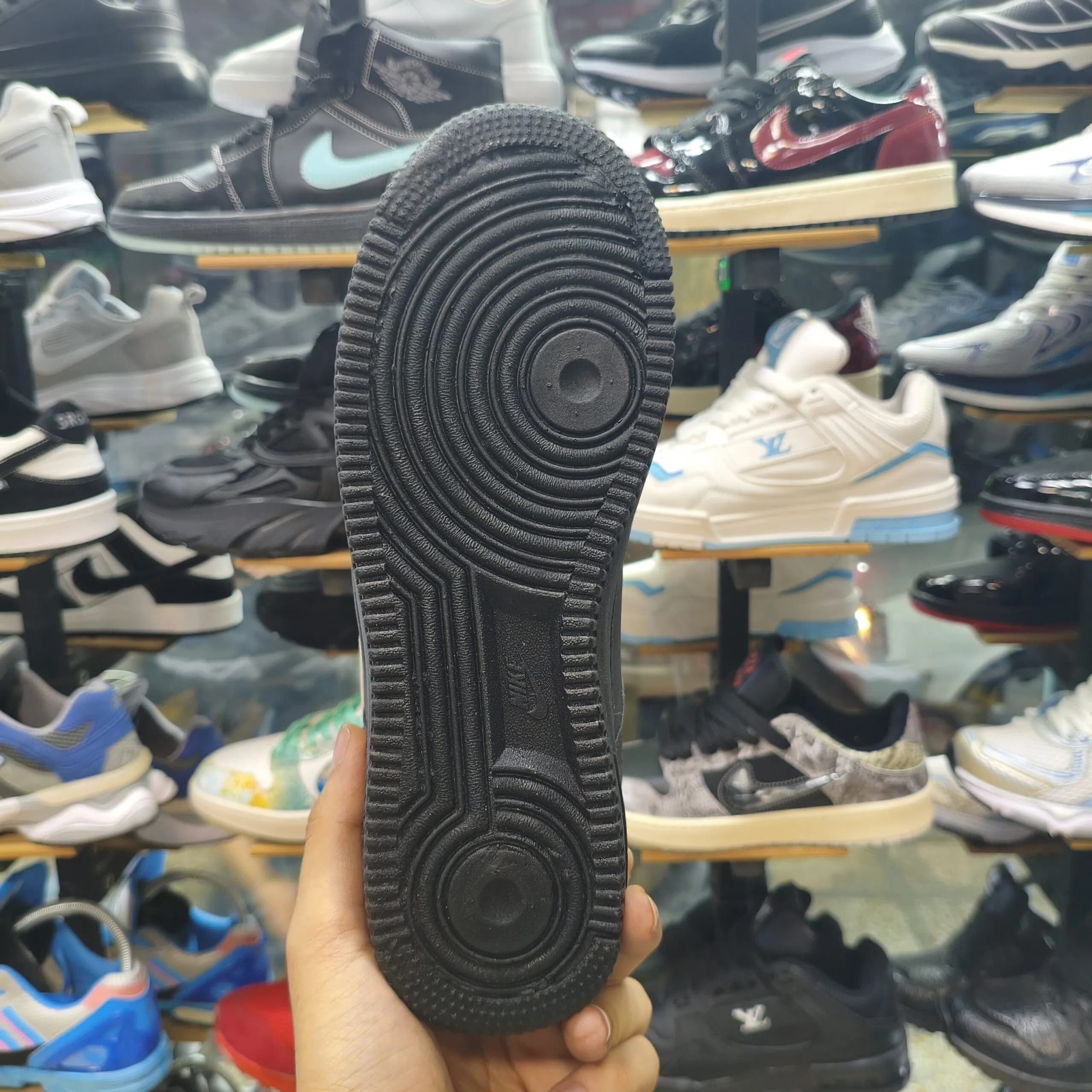 کتونی نایک ایرفورس 1 مردانه مشکی مدل Triple Black — تصویر ۶