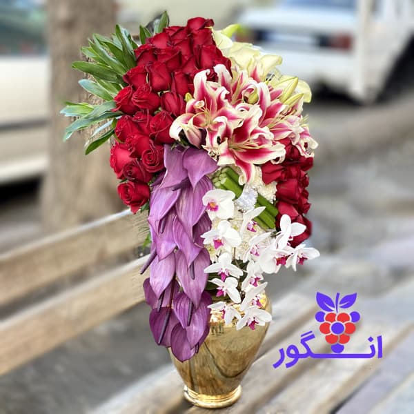 جام گلدان جهت عرض تبریک (ترکیب گلهای آنتریوم، رز، ارکیده)