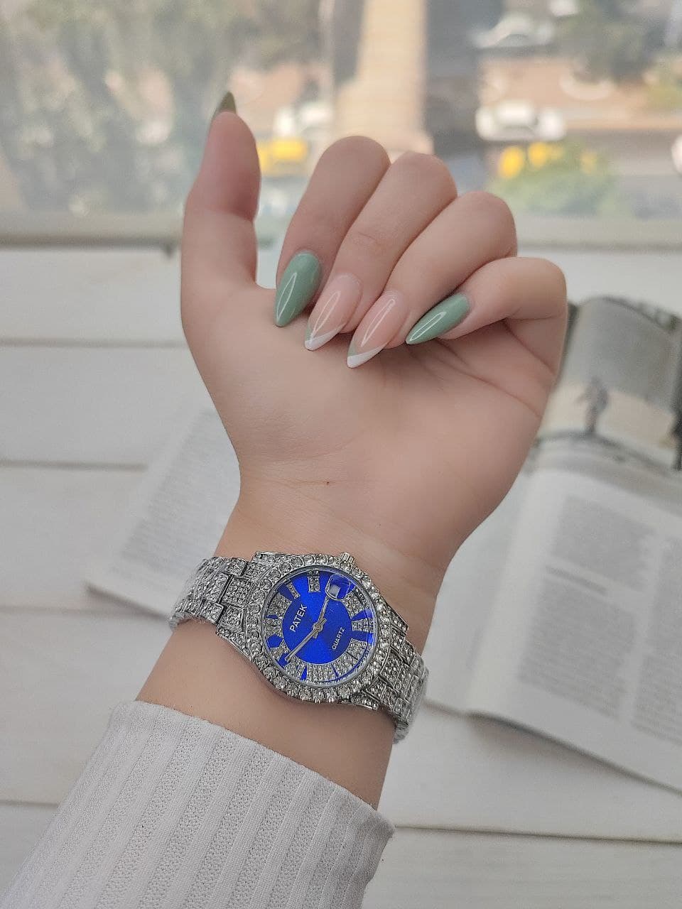 ساعت زنانه فول نگین تقویم دار رنگ ثابت دارای قفل ضامن دار کیفیت عالی دارای رنگبندی کد 1923065 — تصویر ۳