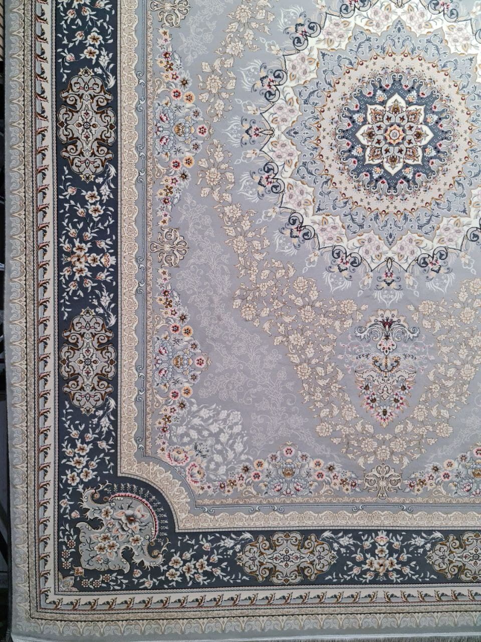 فرش ۷۰۰ شانه نقشه آژند زمینه نقره ای — تصویر ۴