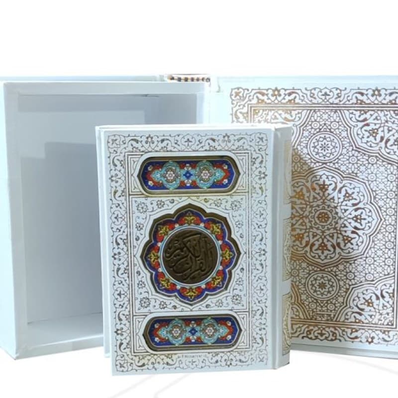 قرآن نیم جیبی گلاسه گالینگور سفید عروس جعبه دار پلاک رنگی نفیس — تصویر ۲