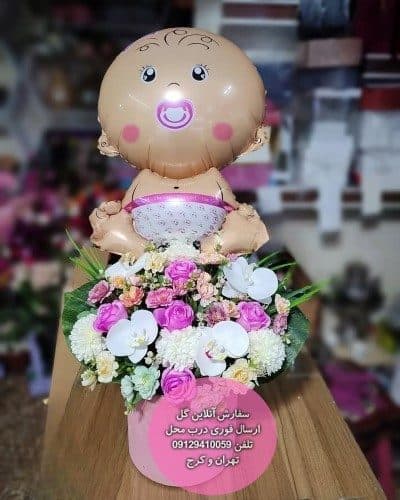دسته گل دو رنگ گل و کیک برای تبریک تولد نوزاد