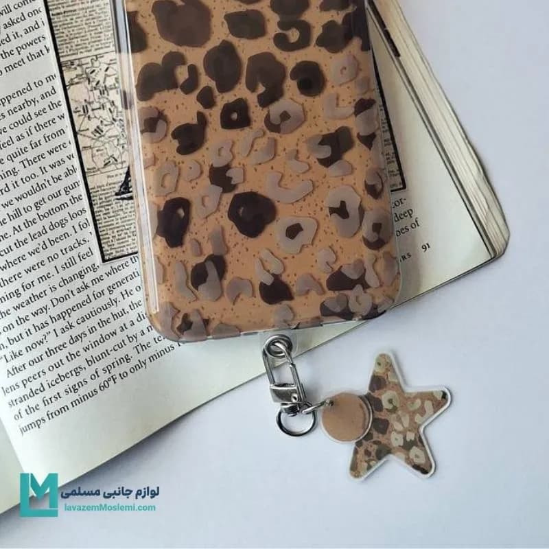 قاب گوشی پلنگی قهوه ای همراه با پلاک آویز کد C3382 | لوازم جانبی مسلمی — تصویر ۲