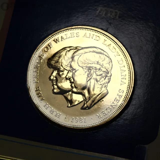 پک سکه طلایی 25 پنس یادبودی انگلیس 1981 ROYAL MINT (ازدواج پرنسس دیانا و چارلز)(UNC) — تصویر ۵