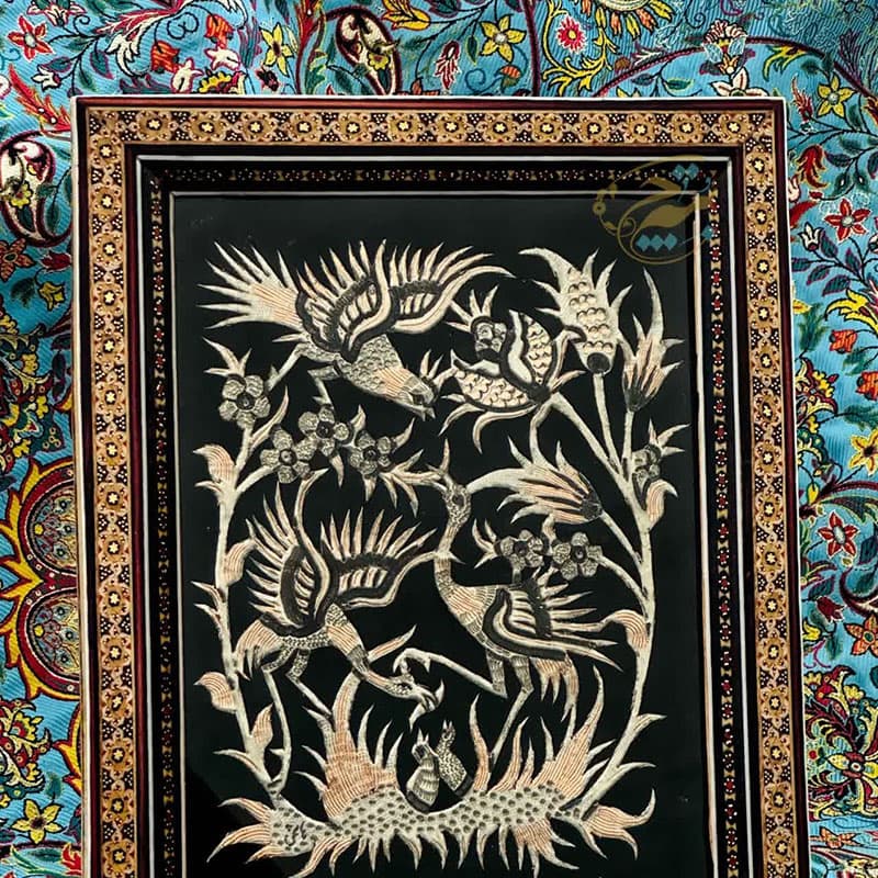 تابلو قلمزنی رومیزی با قاب خاتم کاری تک گل 22در29 — تصویر ۴