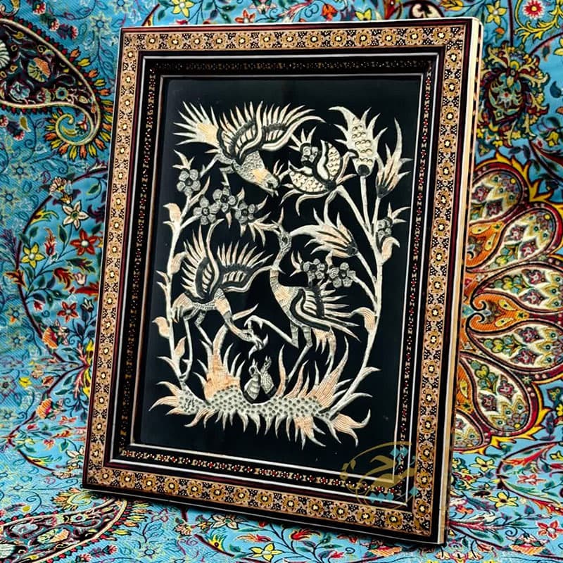 تابلو قلمزنی رومیزی با قاب خاتم کاری تک گل 22در29 — تصویر ۶
