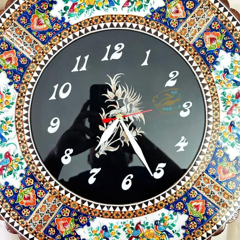 ساعت خاتم کاری گرد گل وبلبل صفحه مشکی حاشیه گل — تصویر ۲