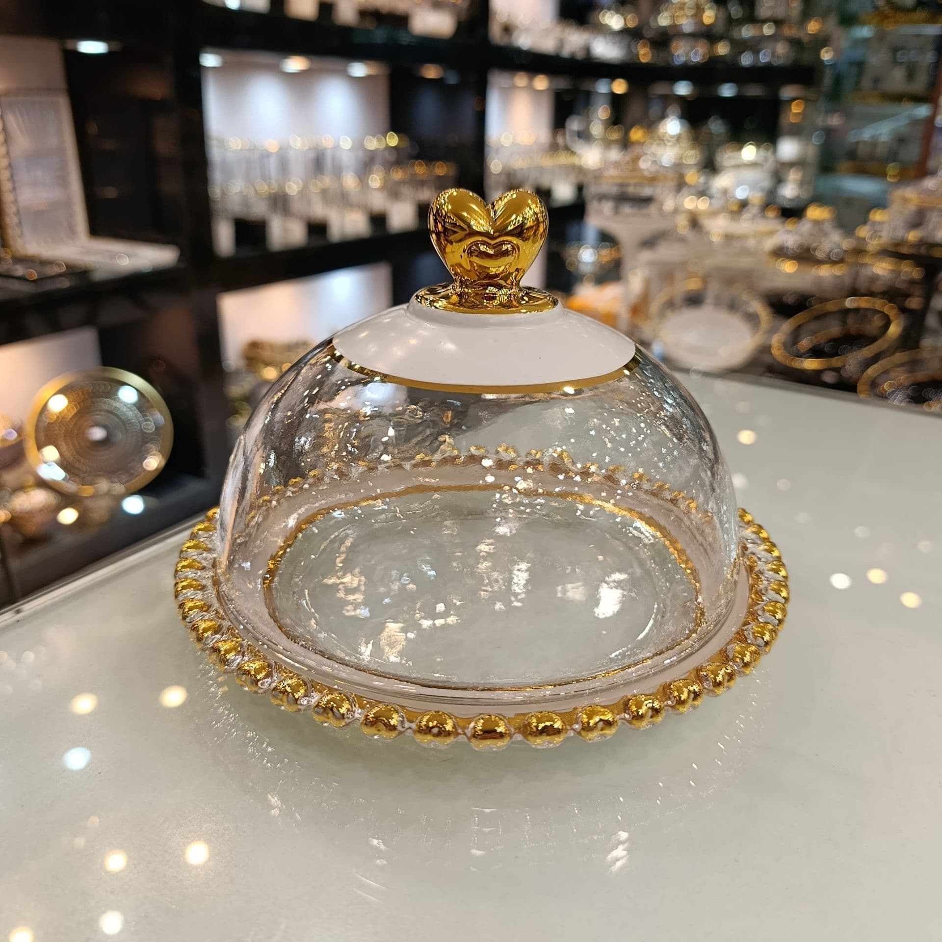 کیک خوری نگینی