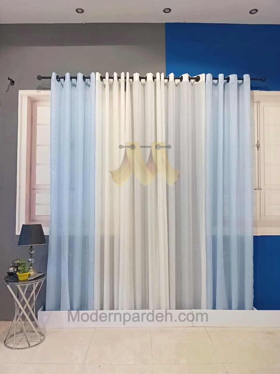 پرده آماده پانچی حریربافتدار سفید و آبی روشن (عرض 2.5 تا 3 متر)