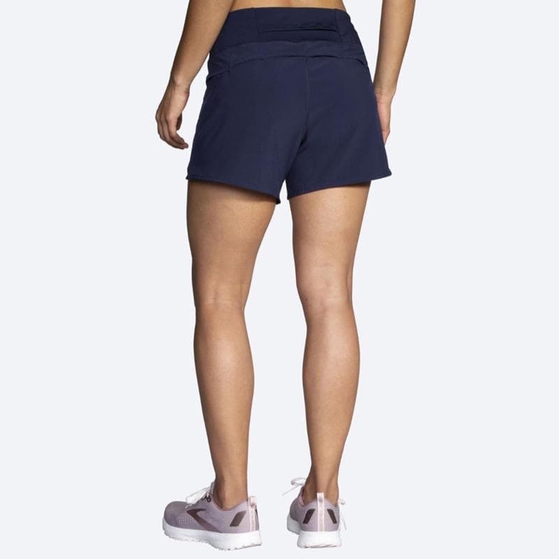 شورت ورزشی زنانه سرمه ای بروکس Brooks Chaser 5″ Short — تصویر ۶