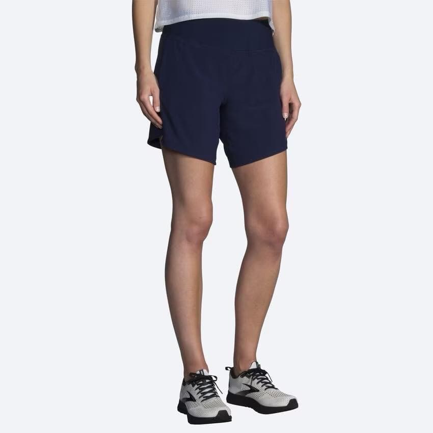 شورت ورزشی زنانه سرمه ای بروکس Brooks Chaser 5″ Short — تصویر ۵